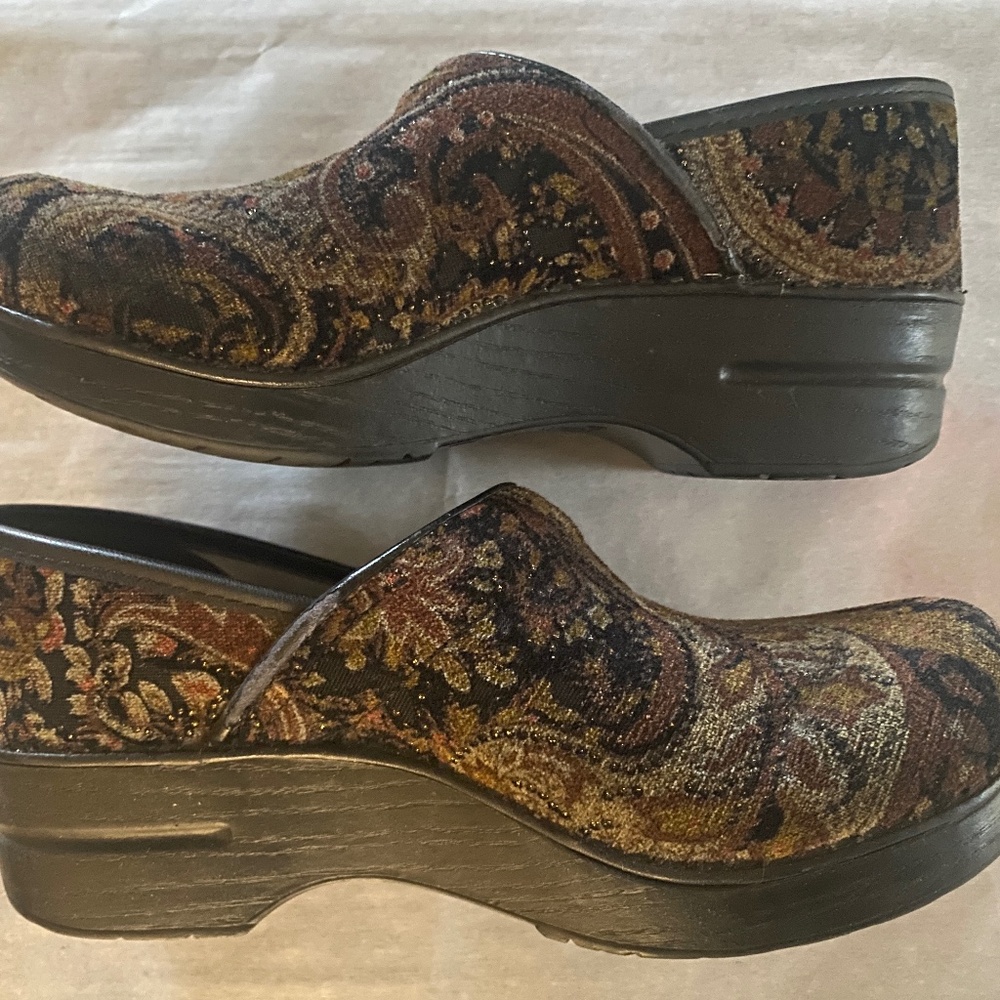 DANSKO Women's Black Paisley  Velvet Tapestry Professional Clogs Size 8/8.5 39